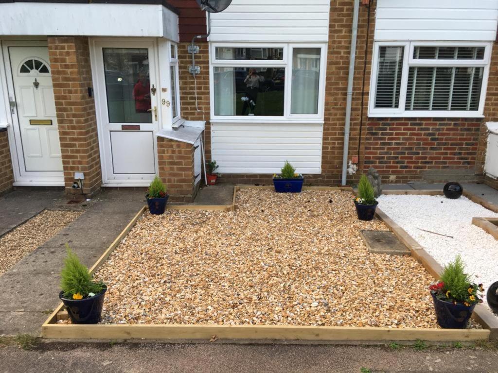 Kb99 Comfy 2 Bedroom House In Horsham, Pets Very Welcome With Easy Links To London And Gatwick Exterior foto