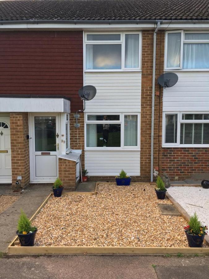 Kb99 Comfy 2 Bedroom House In Horsham, Pets Very Welcome With Easy Links To London And Gatwick Exterior foto